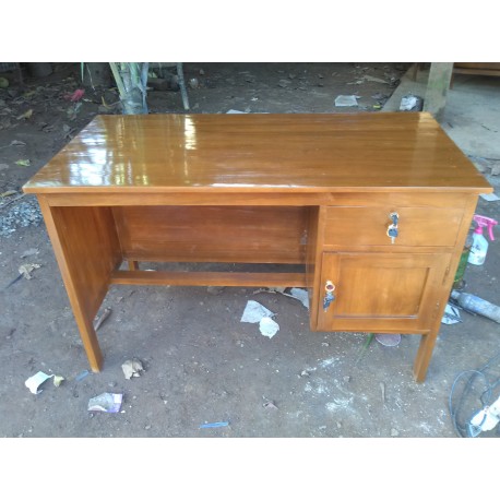 Meja Guru Setengah Biro